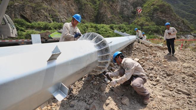 贵州村超球场中场休息，“显眼包”邓超跟着节奏尽情摇摆？